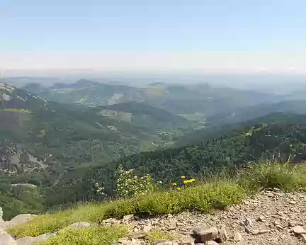 PXL030 En haut du Mont-Gerbier-de-Jonc, la vallée de Pradal